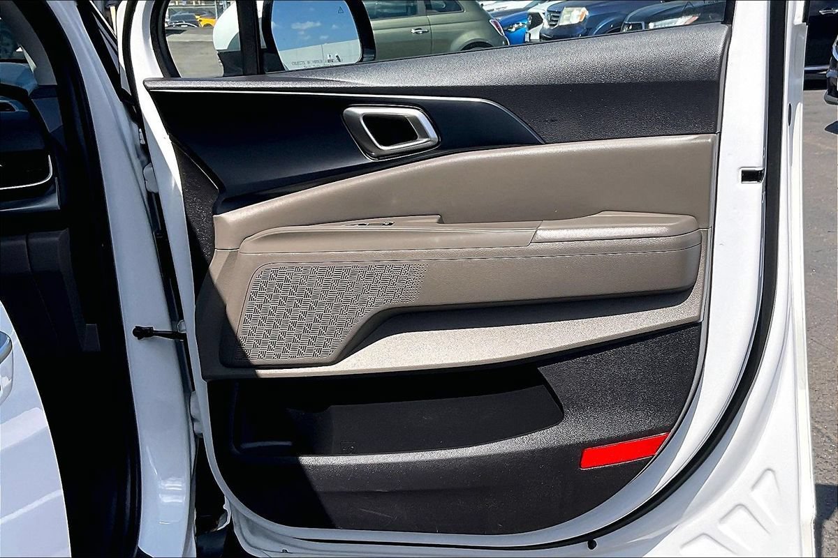 Used 2025 Kia Carnival FWD image 12