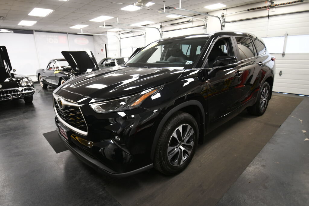 Used 2023 Toyota Highlander XLE AWD/4WD image 3