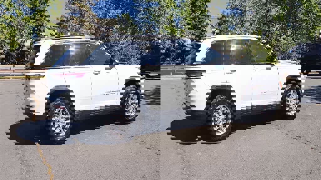 New 2025 Jeep Grand Cherokee Laredo X w/ Luxury Tech Group I image 9