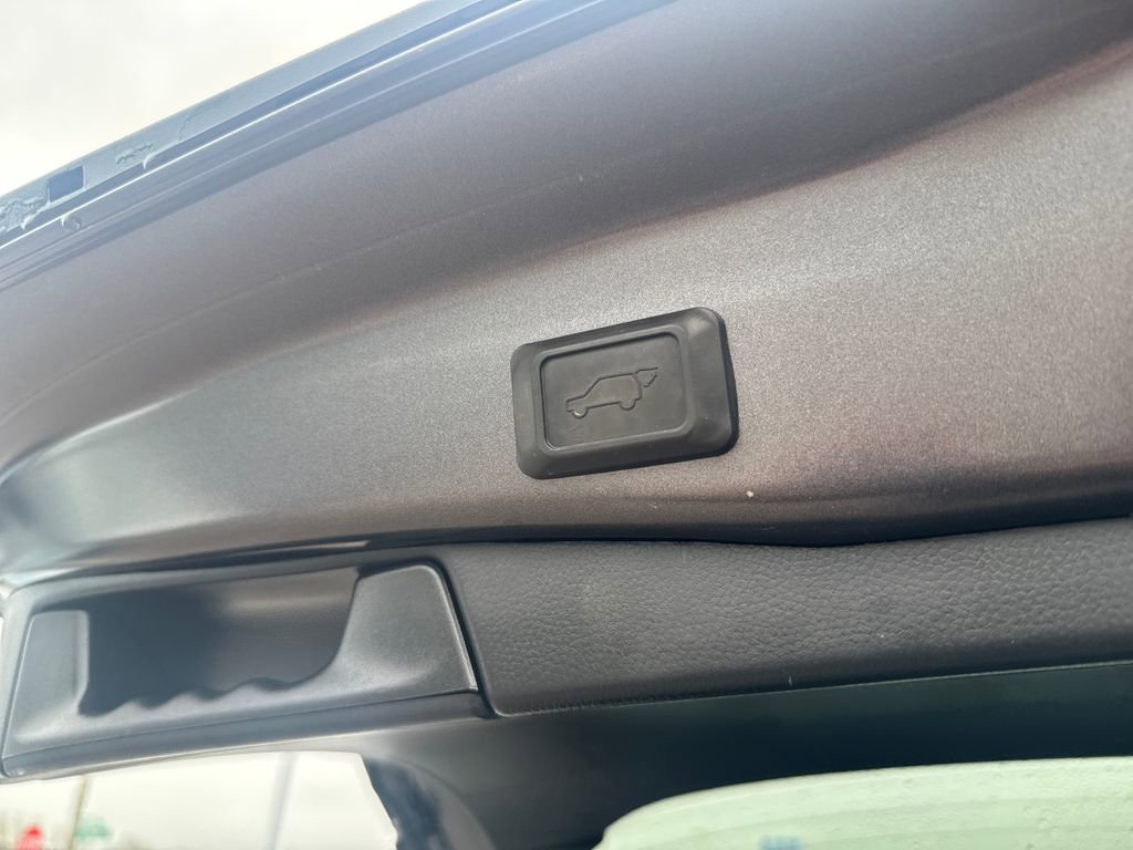 Used 2021 Toyota RAV4 XLE w/ Convenience Package image 8