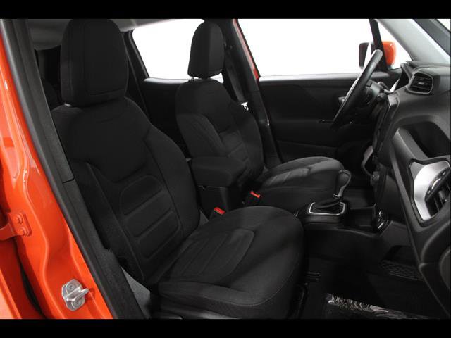Used 2018 Jeep Renegade Latitude w/ Cold Weather Group FWD image 17