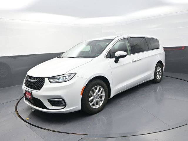 Used 2023 Chrysler Pacifica Touring-L image 3