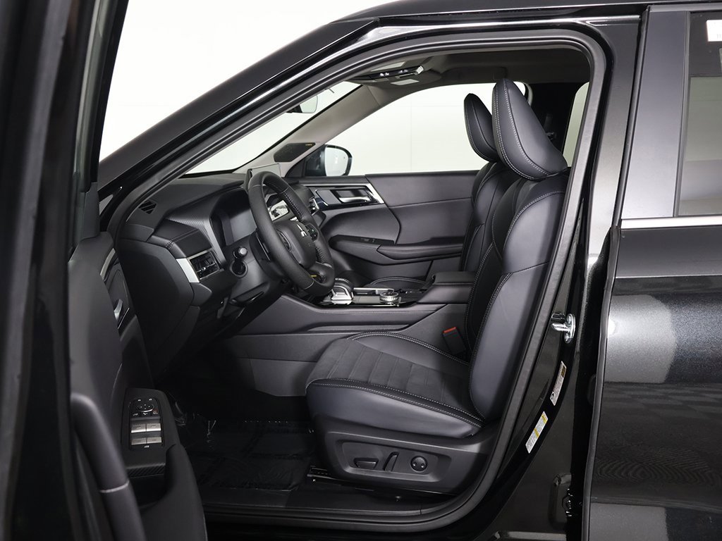 New 2025 Mitsubishi Outlander SE image 33