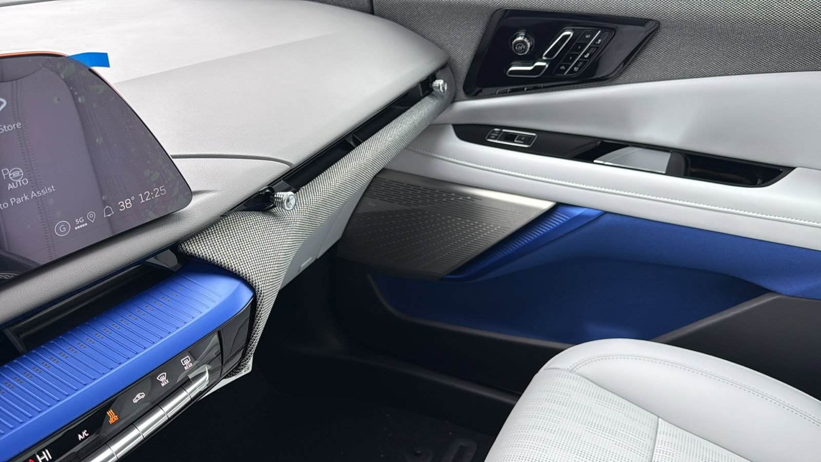 New 2026 Cadillac Optiq Luxury 2 image 24