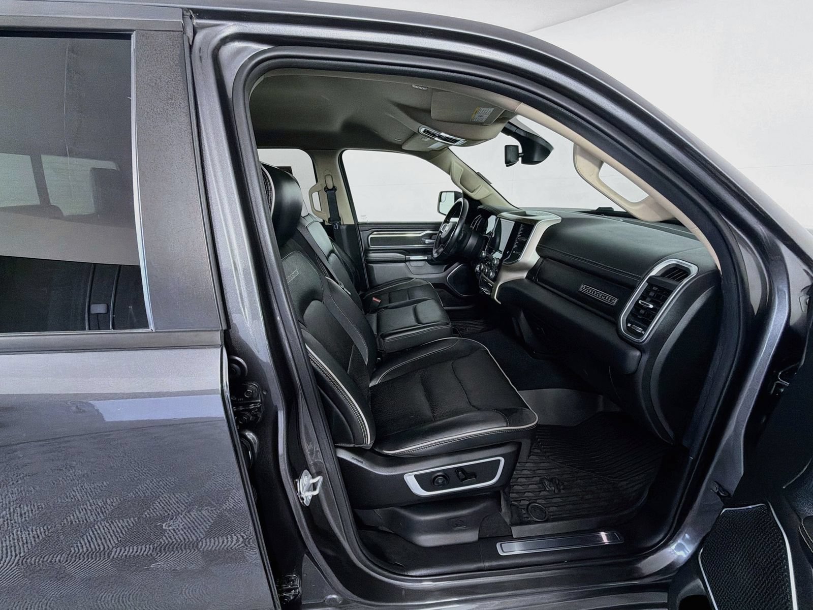 Used 2019 RAM 1500 Laramie AWD/4WD image 27