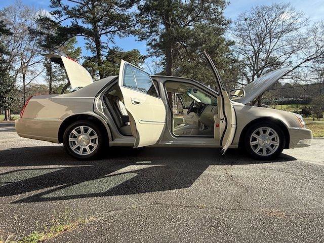 Used 2011 Cadillac DTS FWD image 5