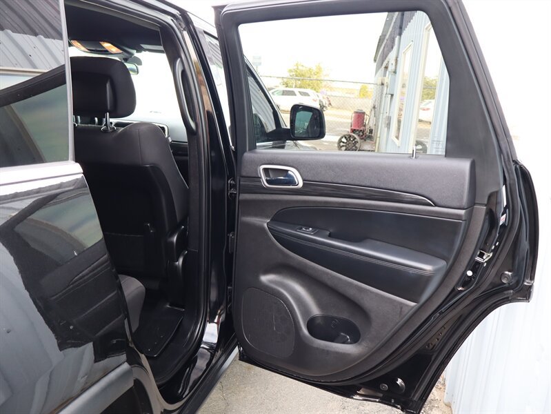 Used 2019 Jeep Grand Cherokee Laredo AWD/4WD image 9