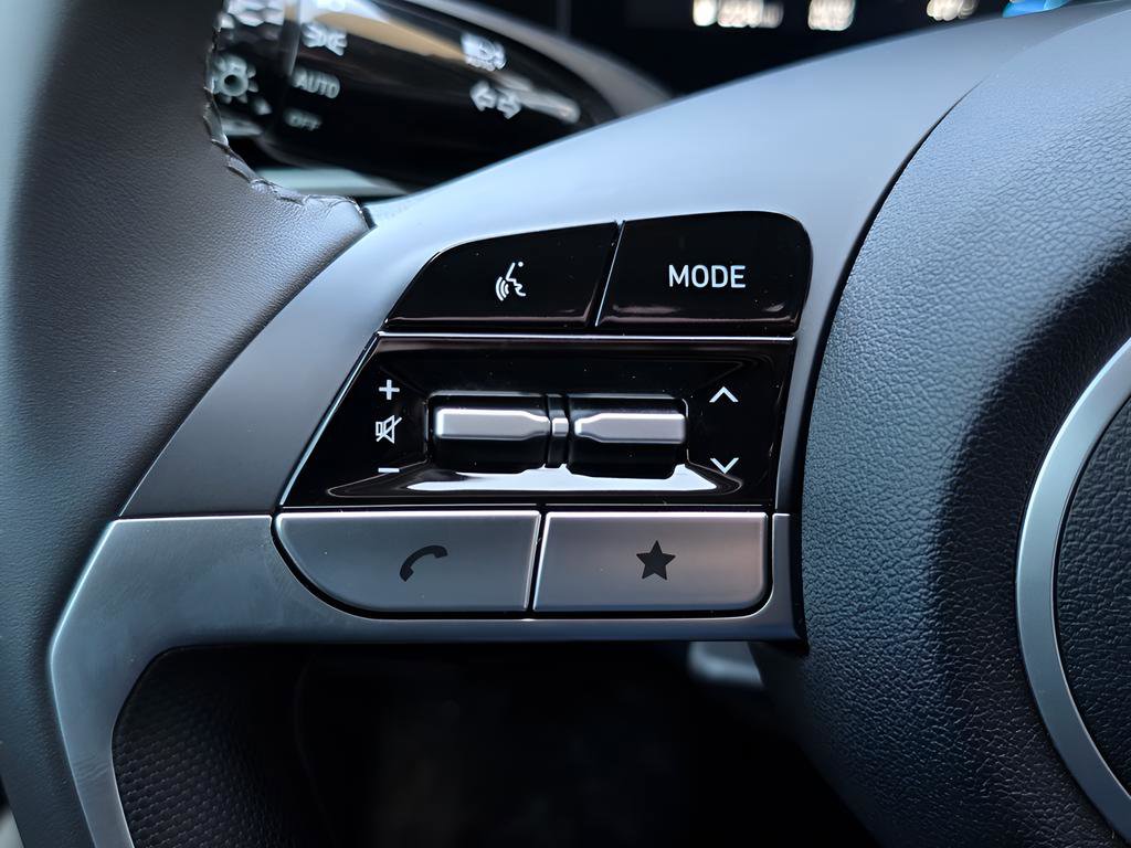 Certified 2025 Hyundai Elantra Limited image 26