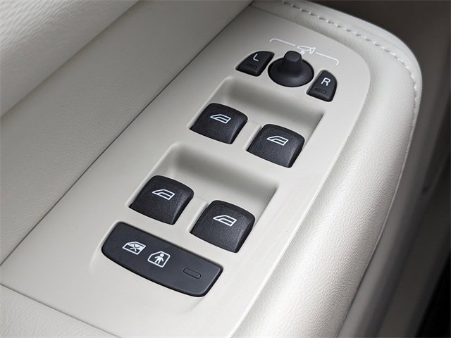 New 2025 Volvo XC60 B5 Plus w/ Protection Package Premier image 26