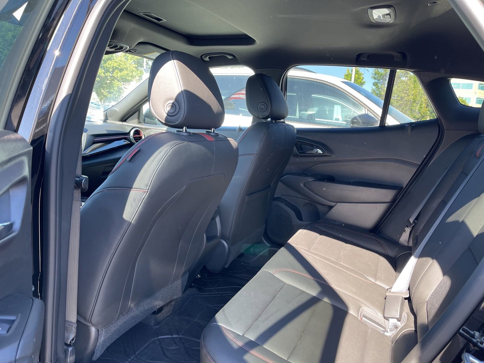 Used 2025 Chevrolet Trax RS w/ Sunroof Package FWD image 4