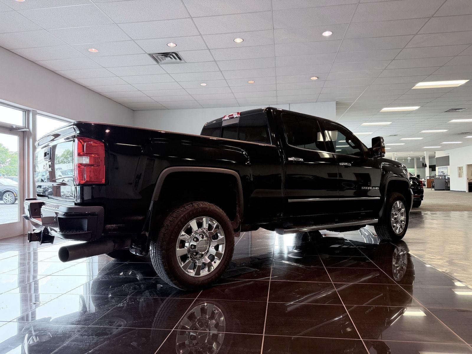 Used 2018 GMC Sierra 2500 Denali w/ Duramax Plus Package AWD/4WD image 12
