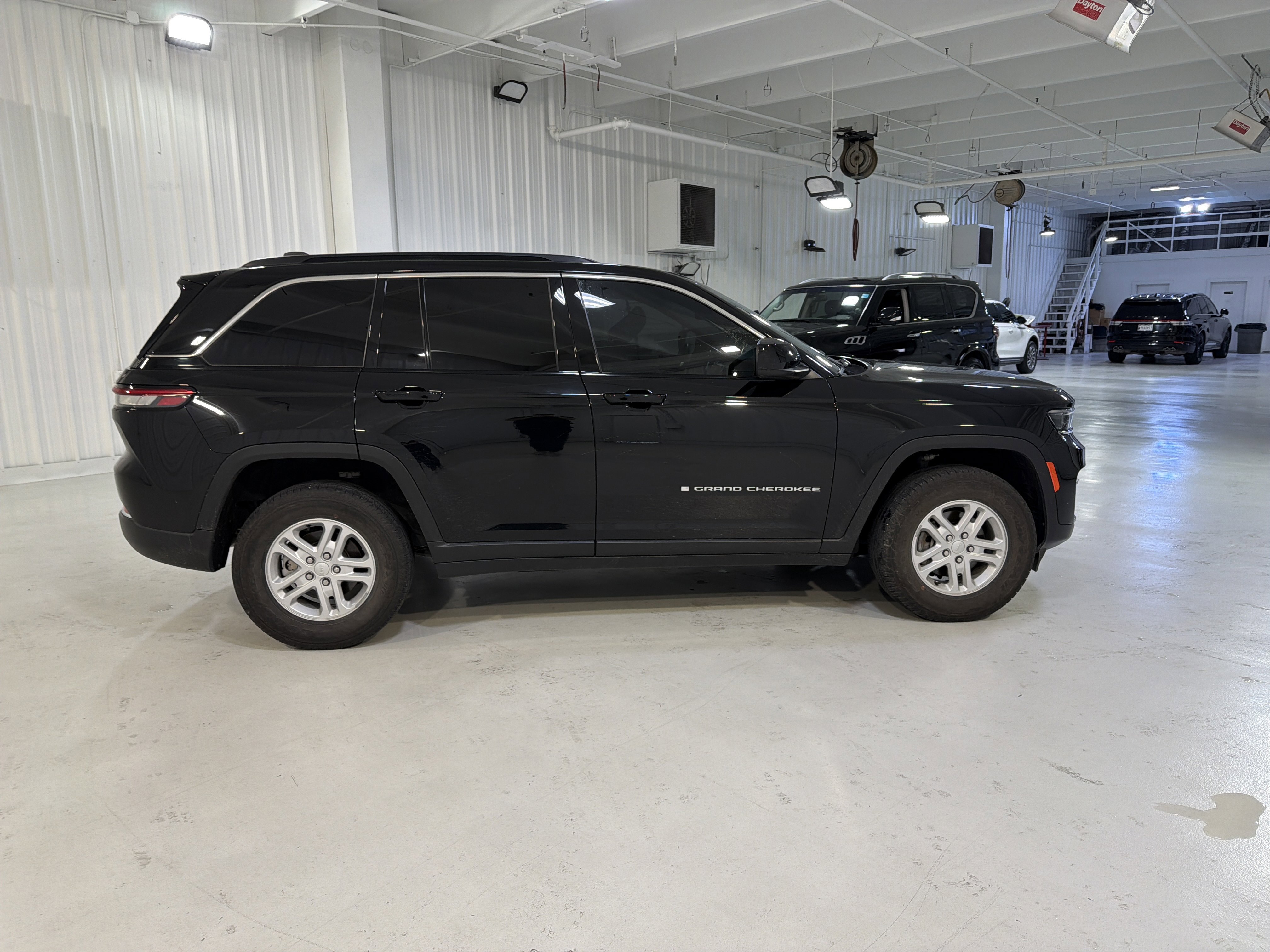 Used 2024 Jeep Grand Cherokee Laredo AWD/4WD image 7