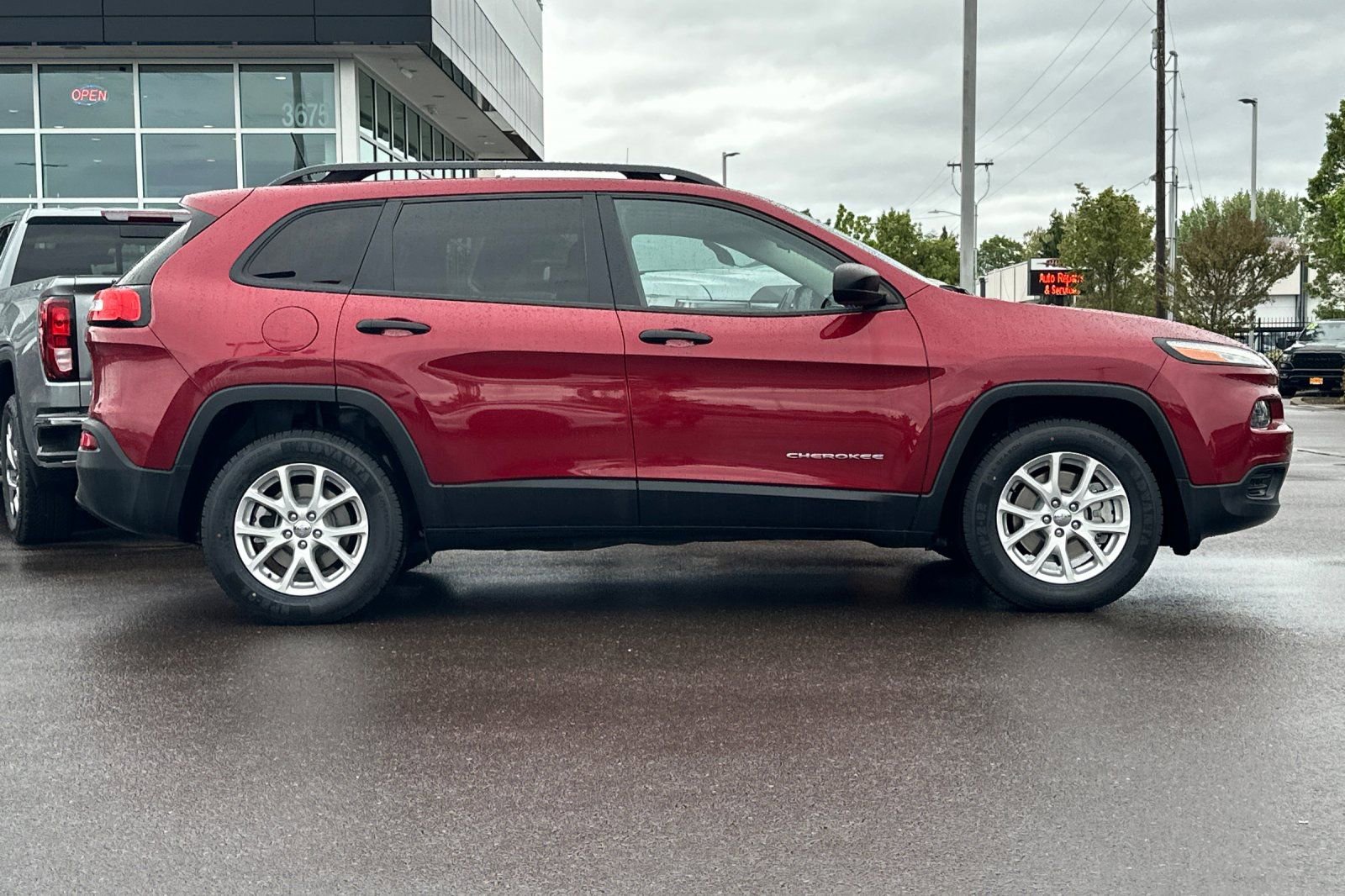 Used 2017 Jeep Cherokee Sport w/ Cold Weather Group AWD/4WD image 3