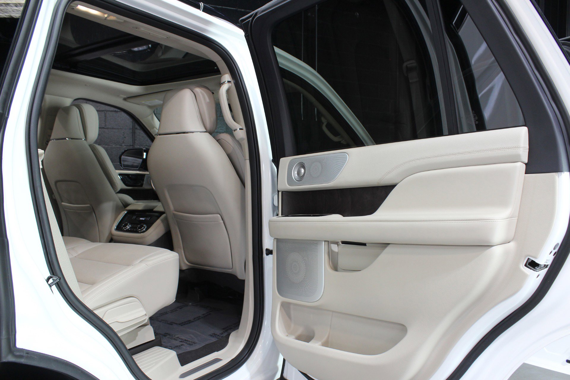 Used 2021 Lincoln Navigator Reserve w/ Luxury Package image 44