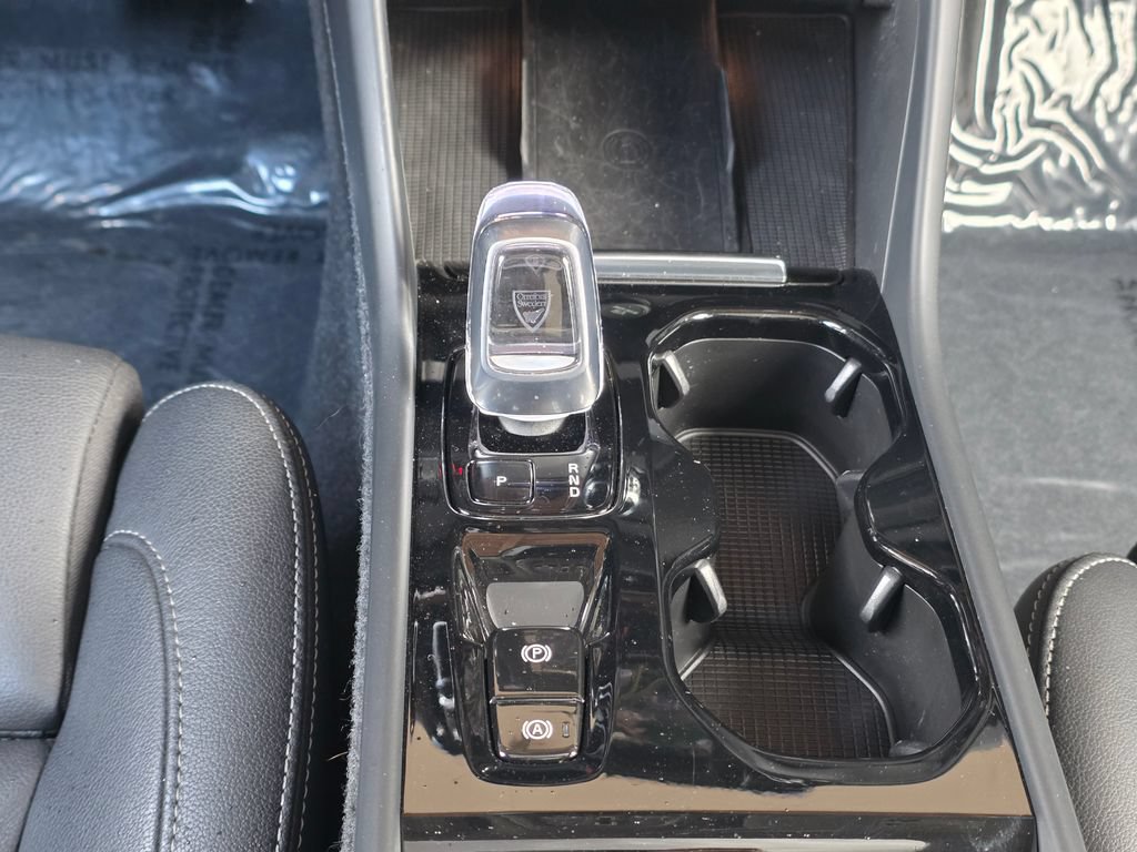Used 2024 Volvo XC40 B5 Plus AWD/4WD image 15