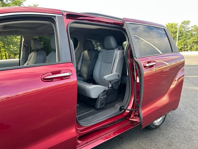 Used 2022 Toyota Sienna XLE w/ XLE Plus Package AWD/4WD image 35