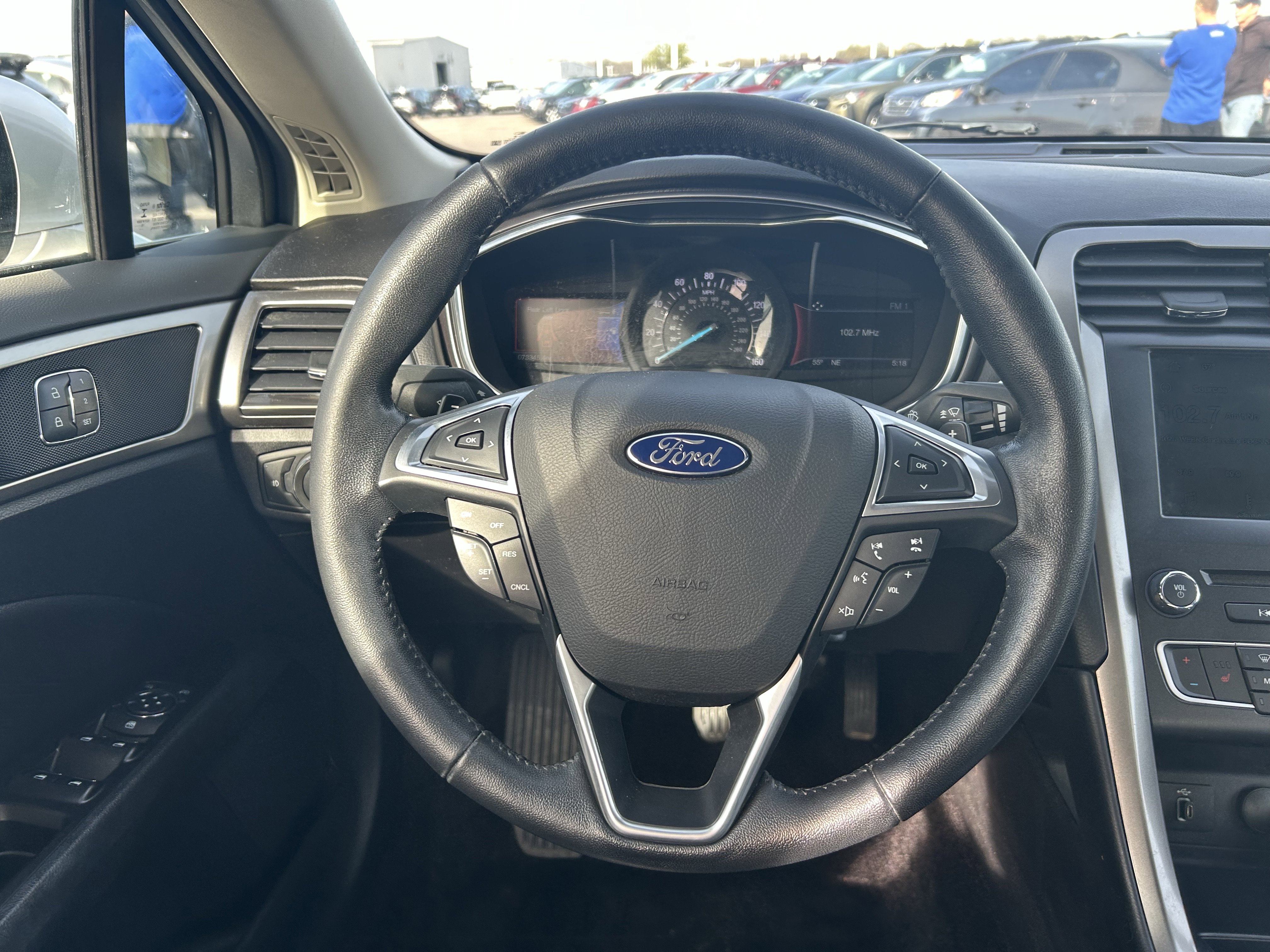Used 2017 Ford Fusion SE w/ Fusion SE Technology Package image 10