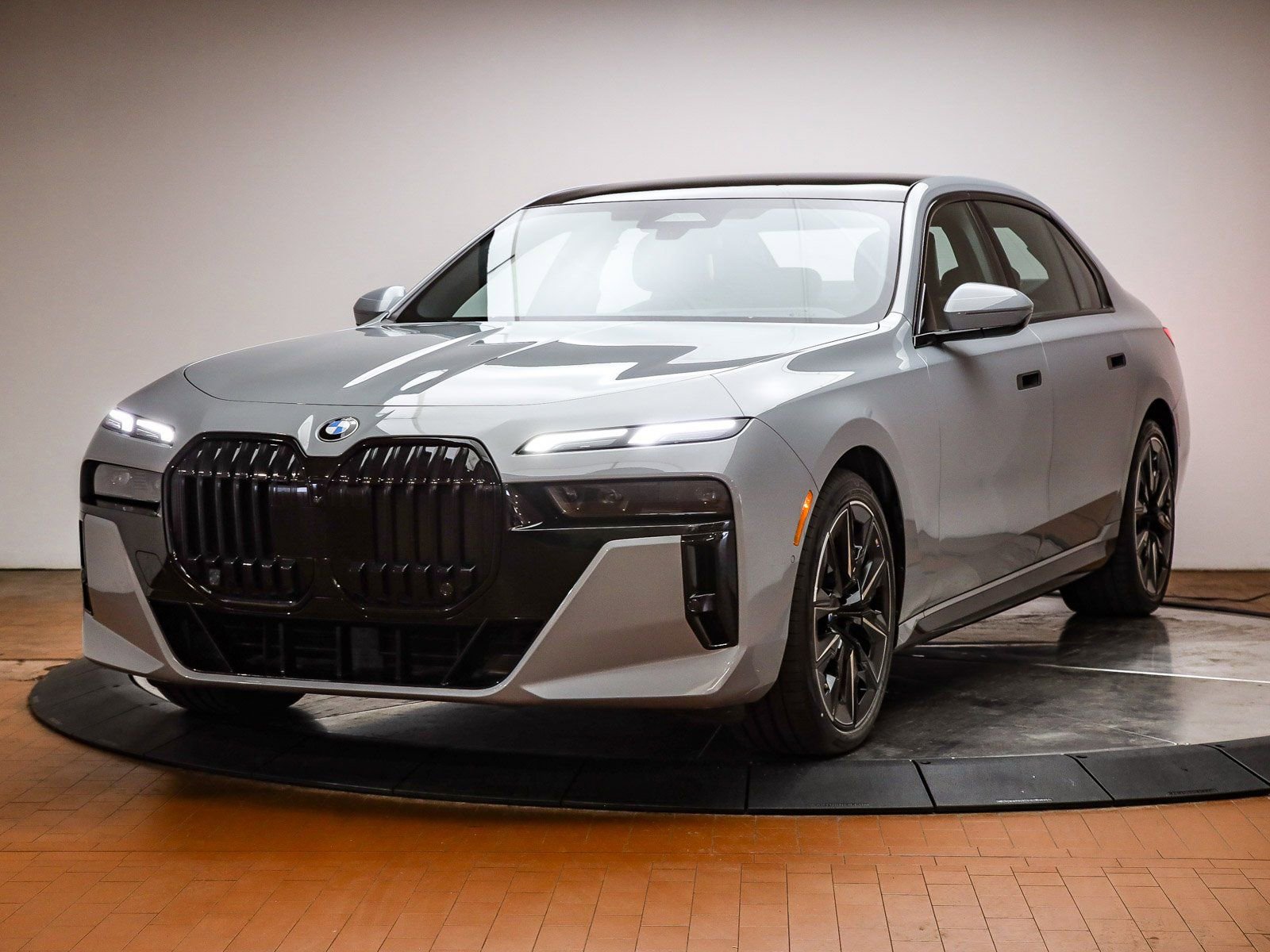 Certified 2023 BMW 760i xDrive w/ Parking Assistance Package image 1