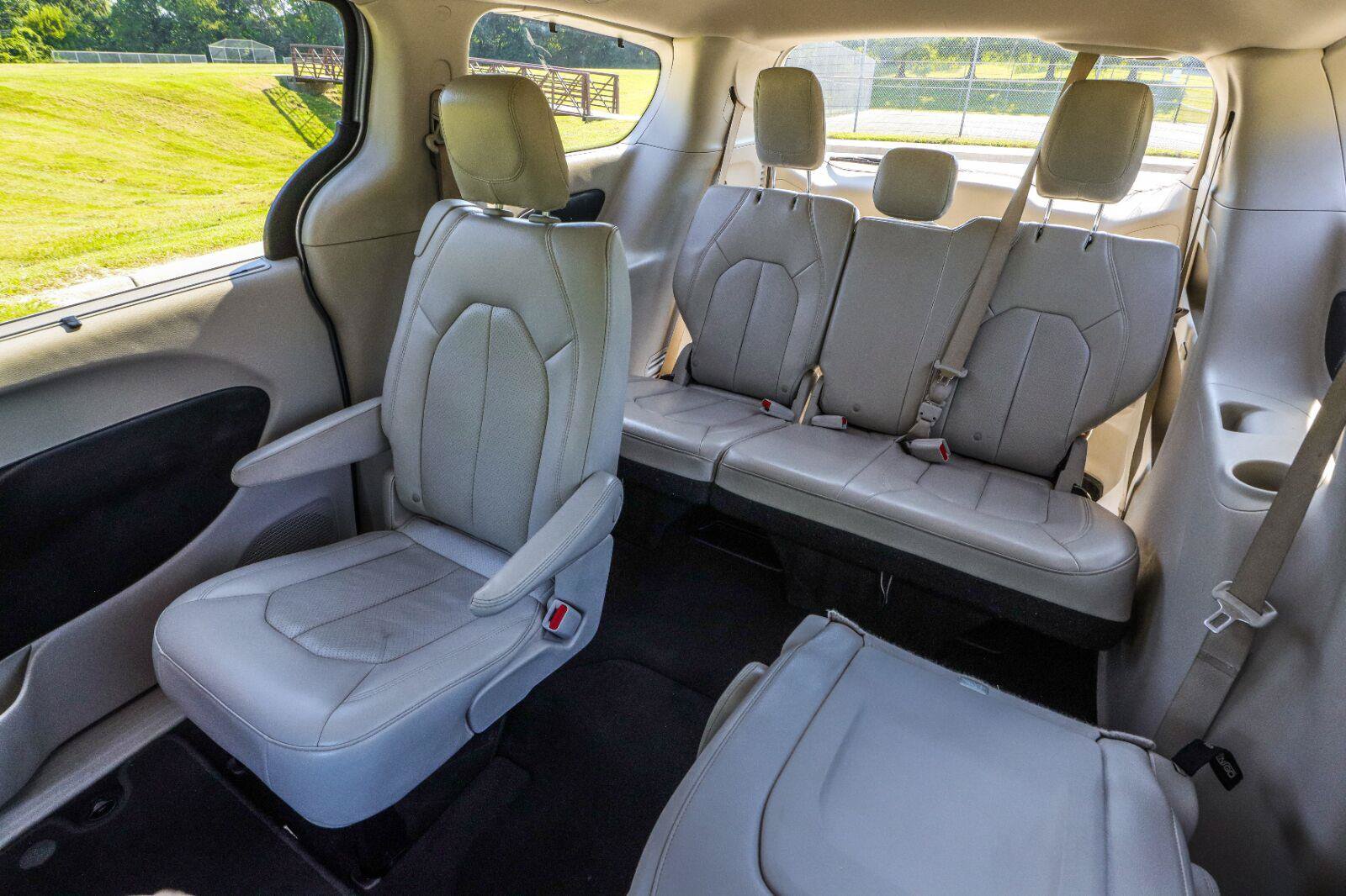 Used 2021 Chrysler Pacifica Touring-L FWD image 15