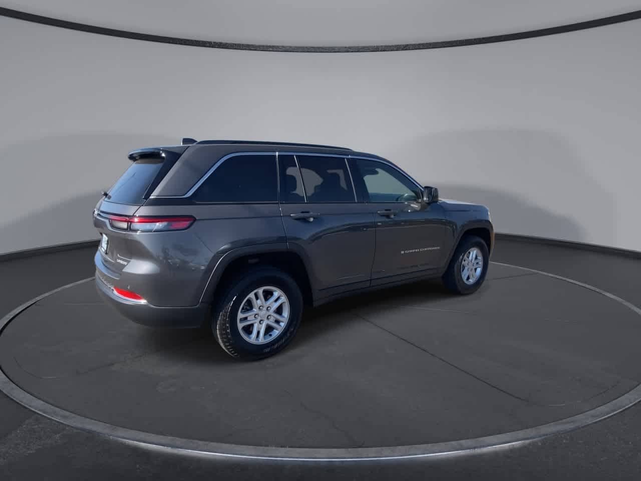 Used 2025 Jeep Grand Cherokee Laredo w/ Luxury Tech Group I AWD/4WD image 8
