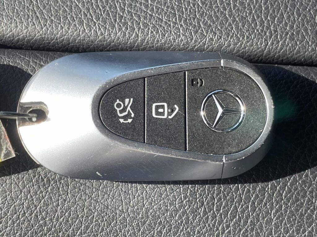 Used 2024 Mercedes-Benz GLC 300 4MATIC image 4