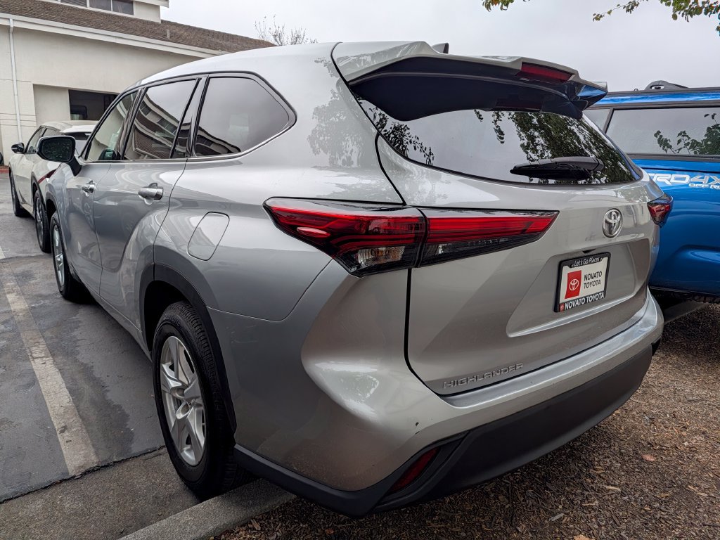Used 2022 Toyota Highlander L FWD image 2