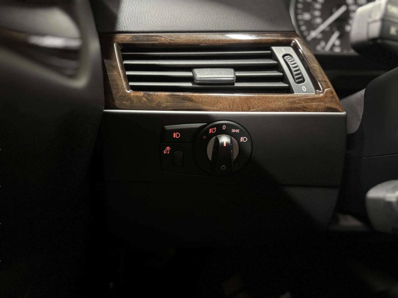 Used 2010 BMW 528i xDrive Sedan image 38