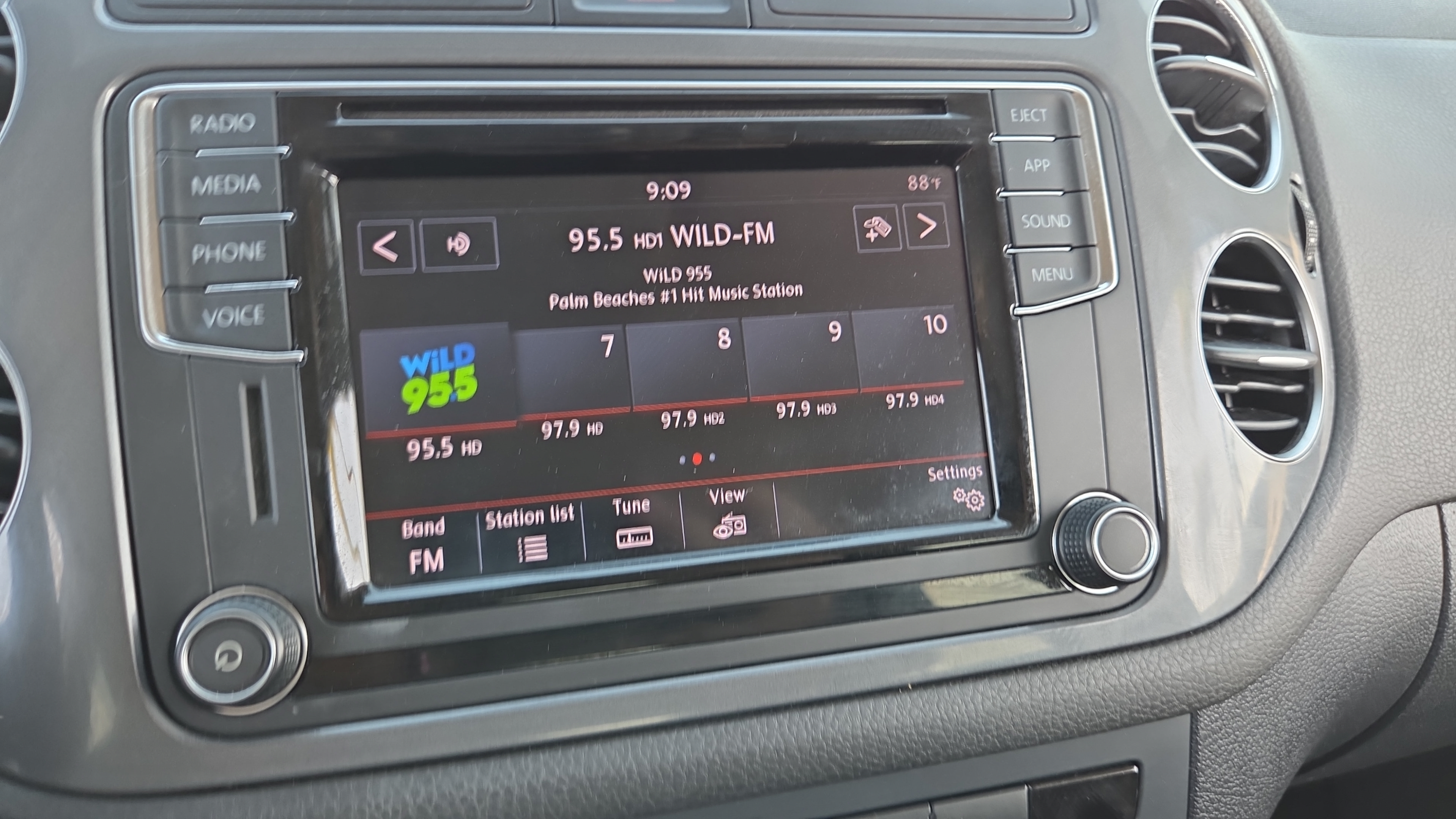 Used 2017 Volkswagen Tiguan S FWD image 27