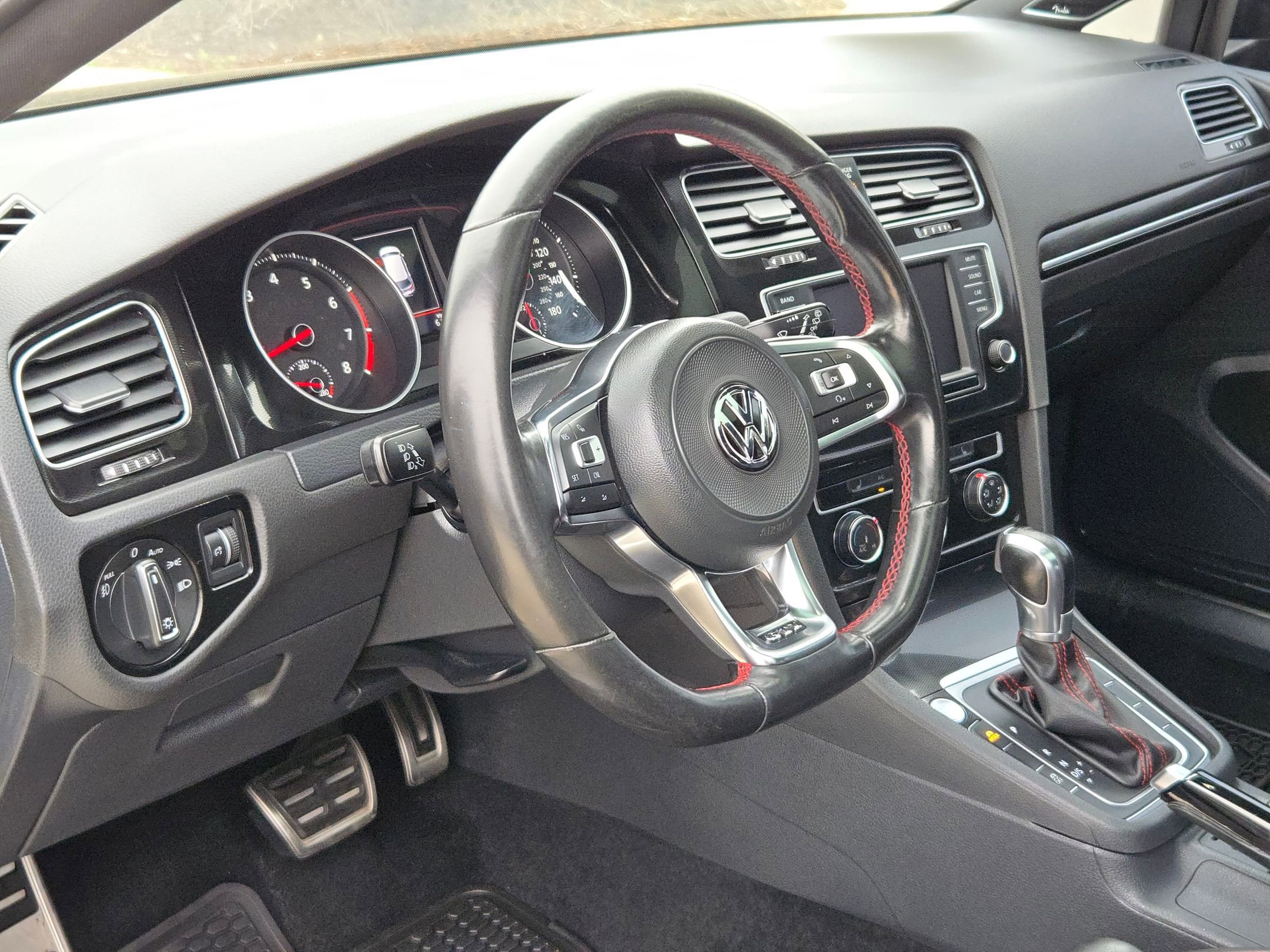 Used 2017 Volkswagen GTI SE image 11