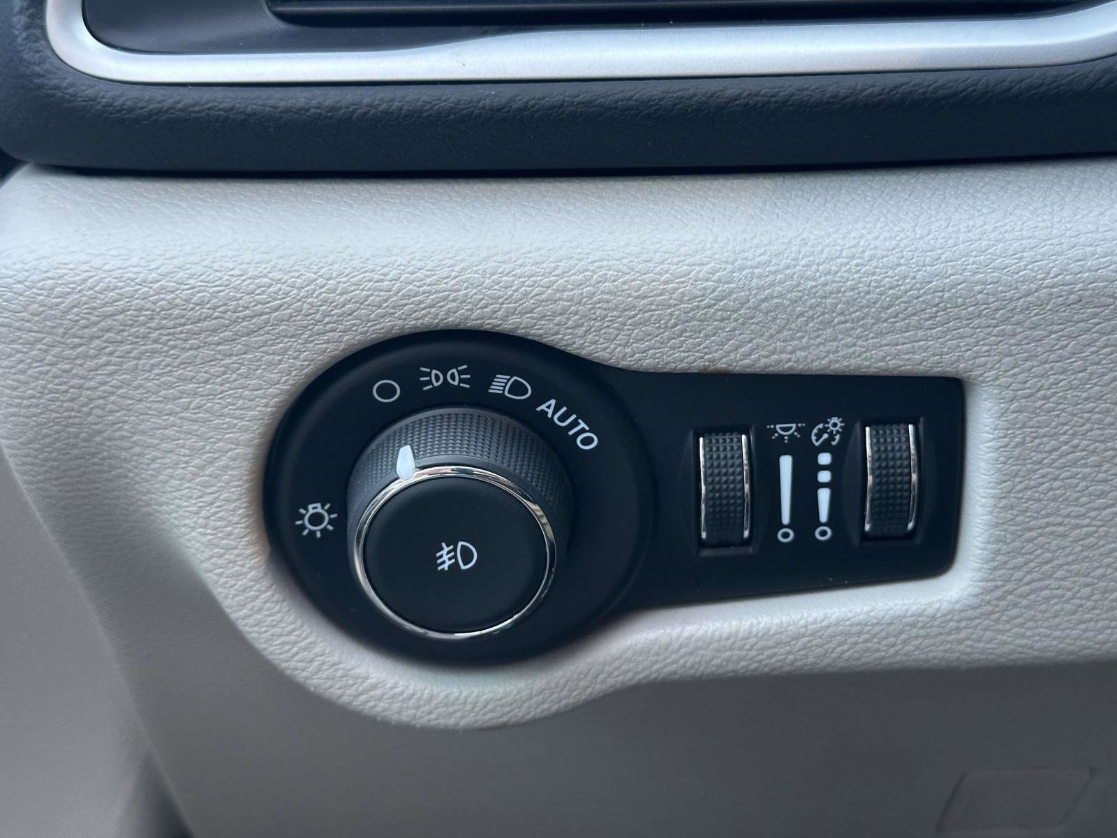 Used 2024 Chrysler Pacifica Touring-L image 30