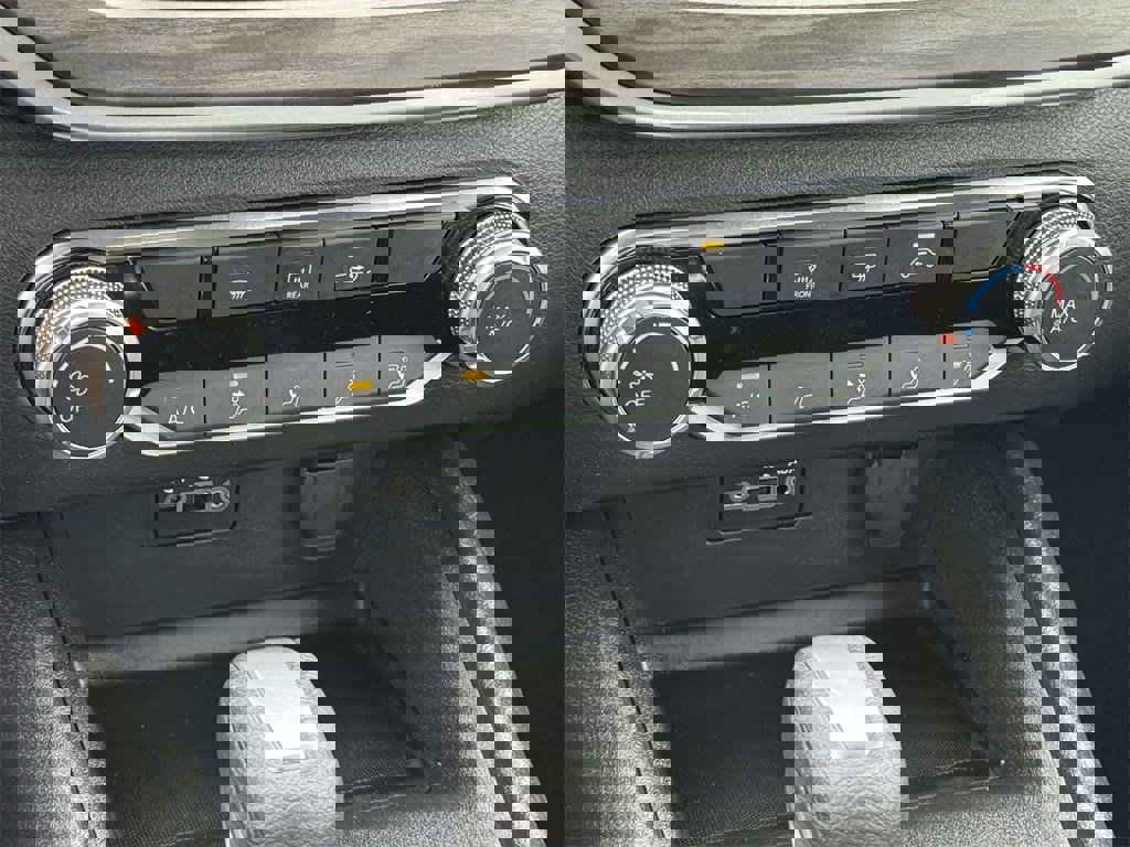 Used 2025 Nissan Altima 2.5 SV image 14