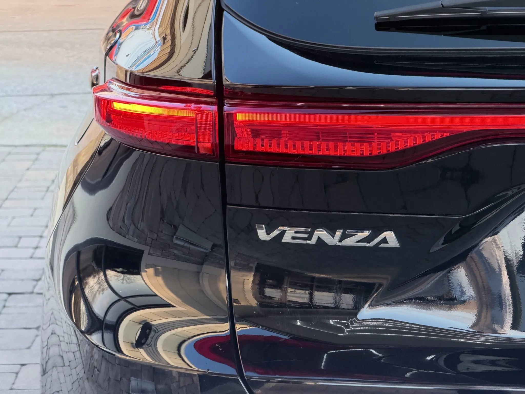 Used 2023 Toyota Venza XLE AWD/4WD image 14