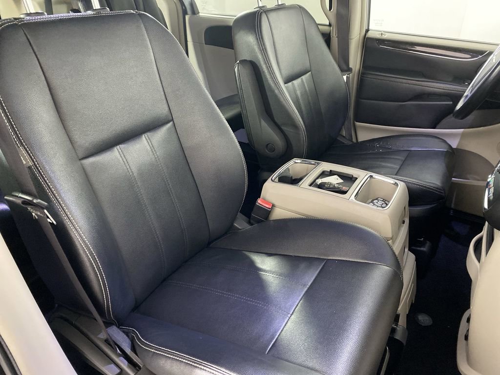 Used 2016 Chrysler Town & Country Touring w/ Driver Convenience Group image 28