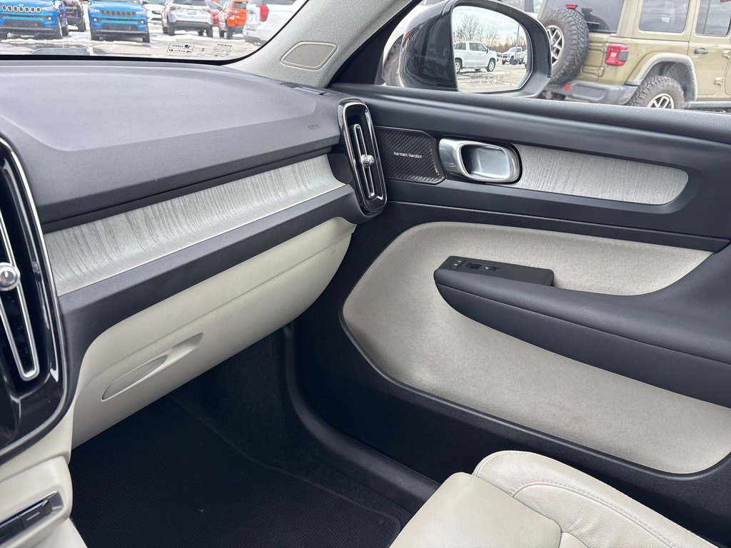 Used 2023 Volvo XC40 B4 Ultimate image 20