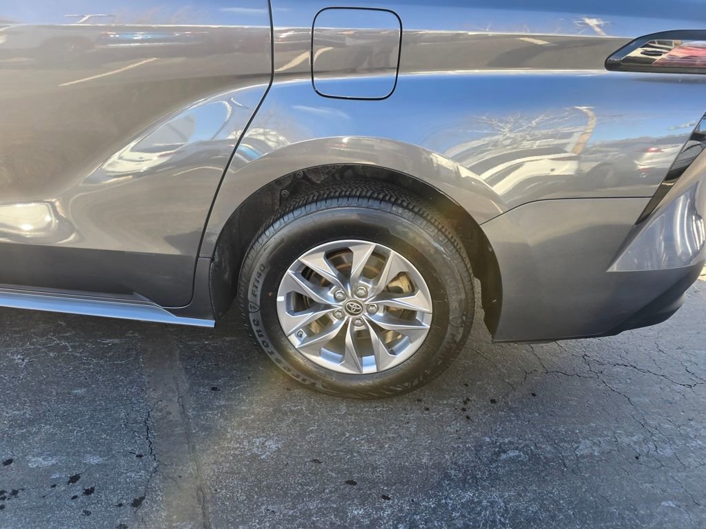 Used 2025 Toyota Sienna LE image 4
