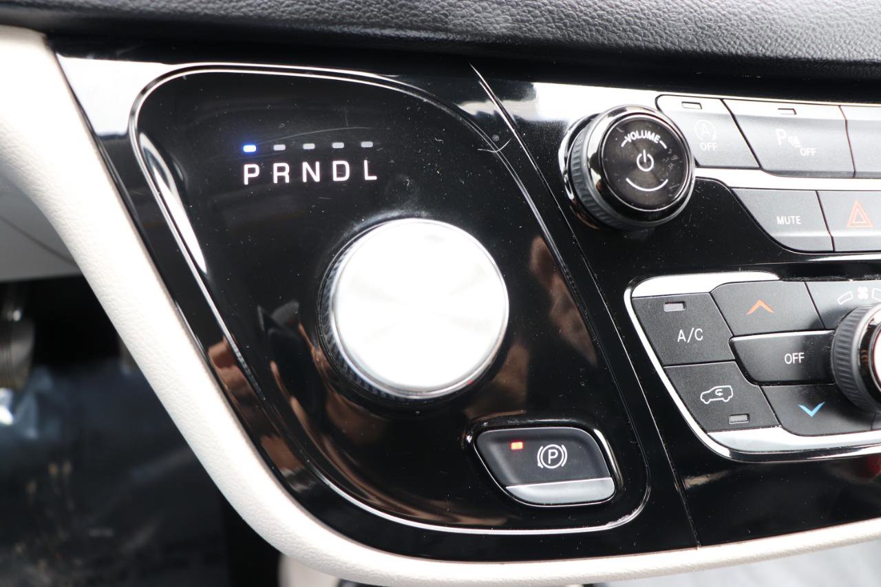 Used 2023 Chrysler Pacifica Touring-L image 42