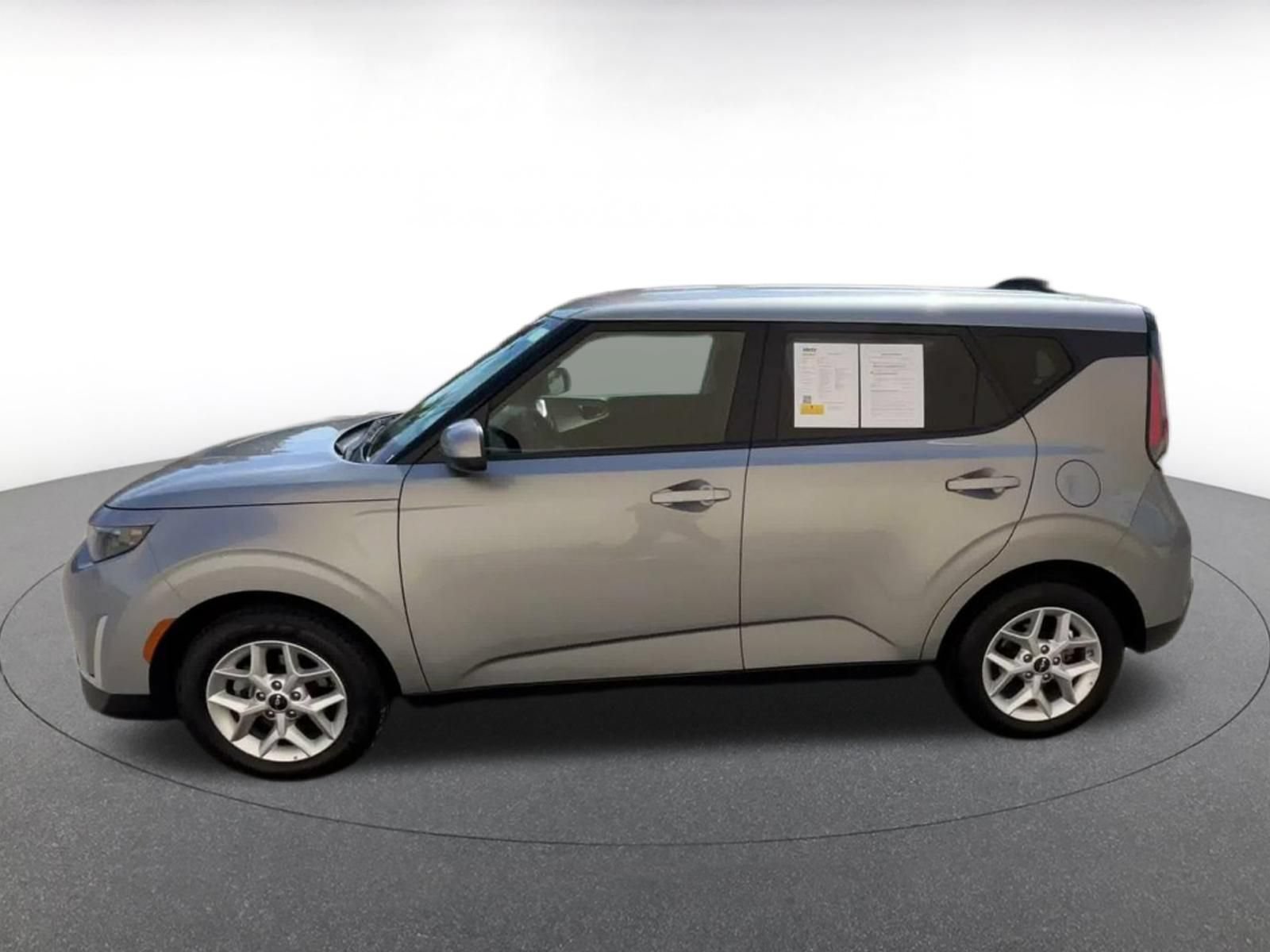 Used 2025 Kia Soul LX w/ LX Technology Package FWD image 8