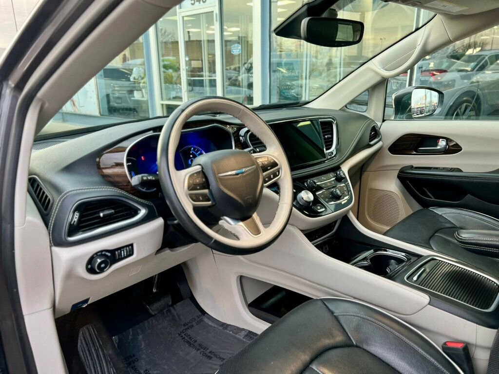 Used 2021 Chrysler Pacifica Limited w/ Uconnect Theater Family Group image 11