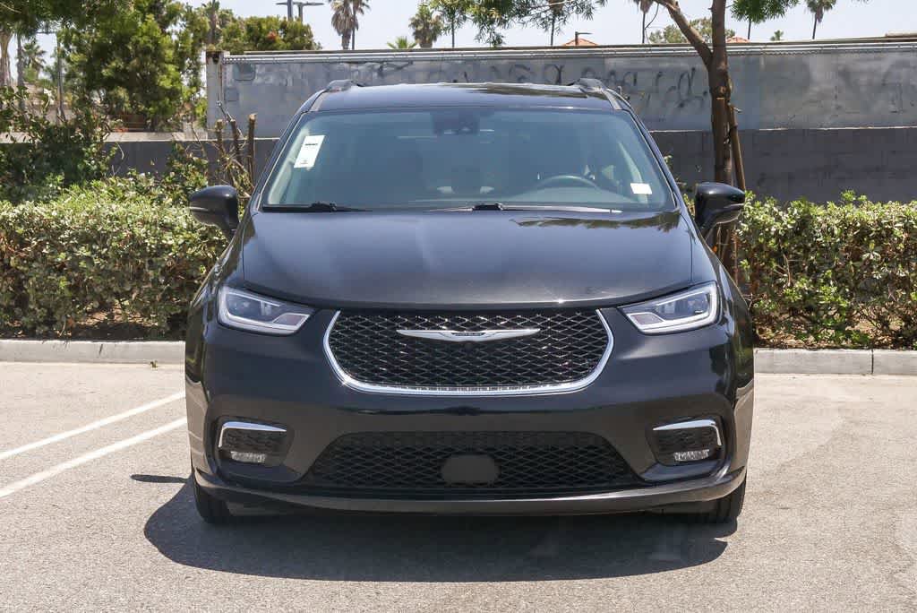 Used 2022 Chrysler Pacifica Touring-L FWD image 2