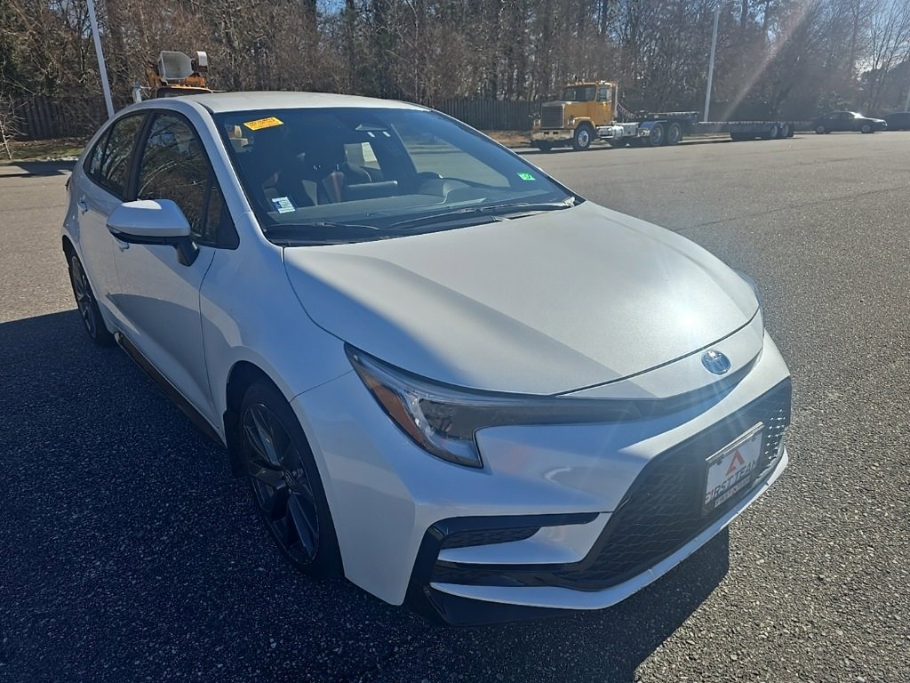 Used 2025 Toyota Corolla SE image 3