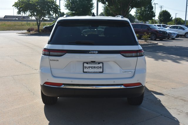 Used 2023 Jeep Grand Cherokee Laredo w/ Luxury Tech Group I RWD image 6
