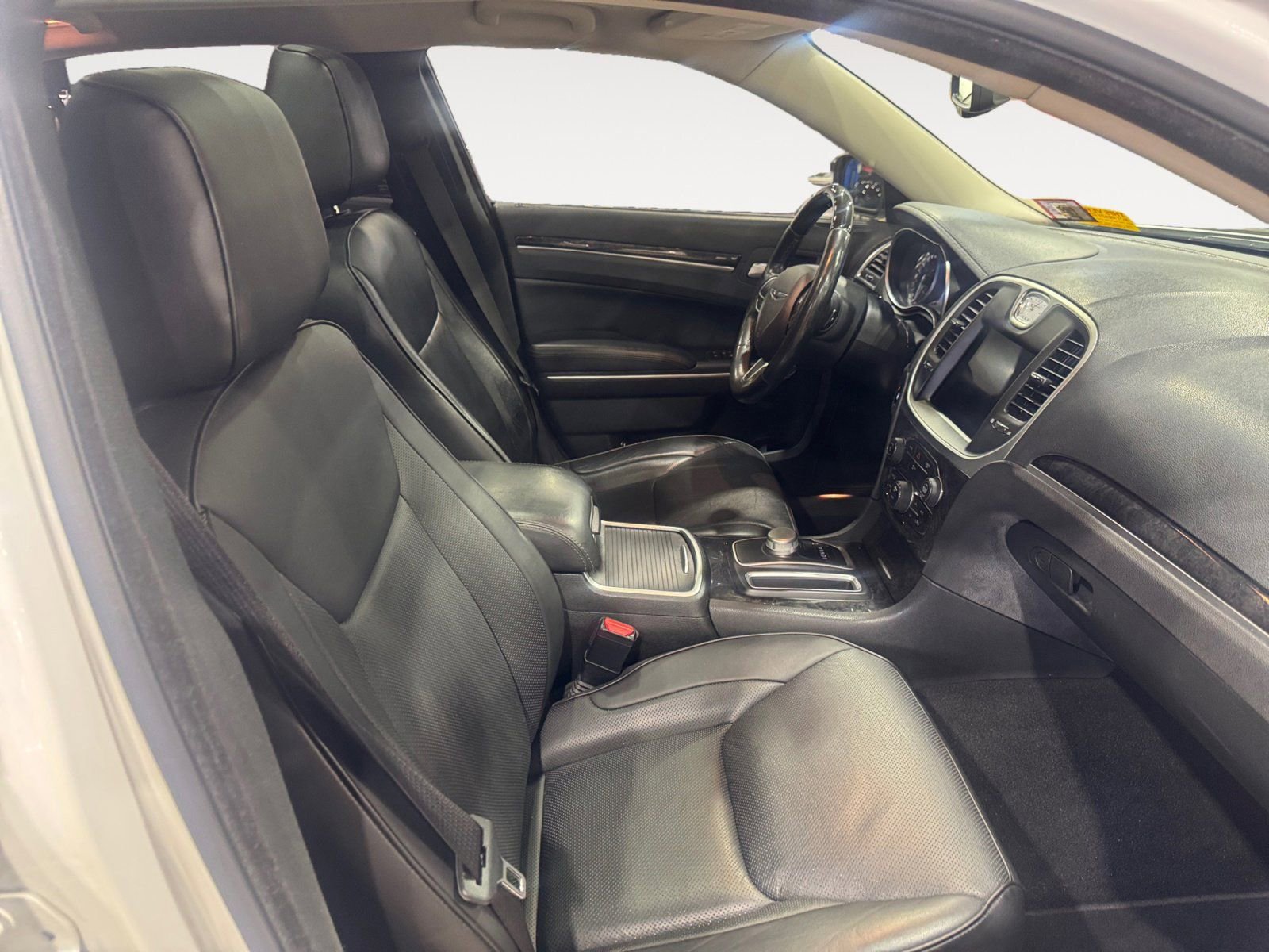 Used 2019 Chrysler 300 Limited w/ Light Group image 19