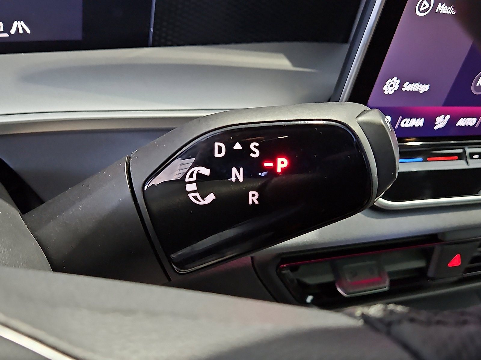 Certified 2025 Volkswagen Tiguan SE R-Line image 20