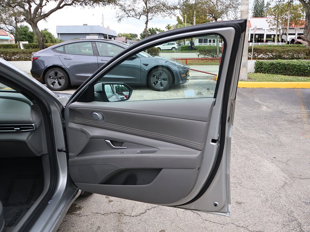 Used 2022 Hyundai Elantra SEL w/ Convenience Package image 22