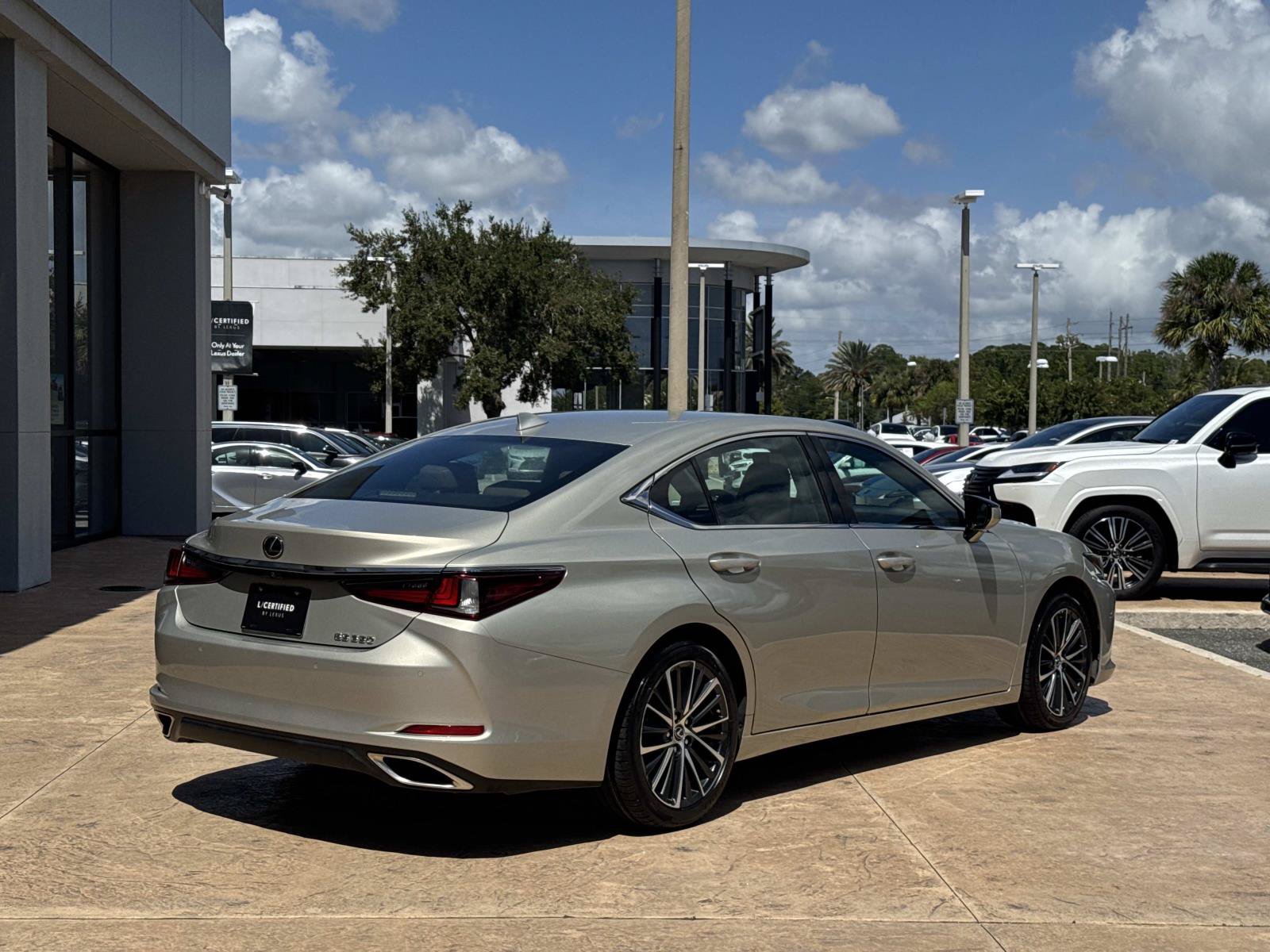 Used 2023 Lexus ES 350 w/ Premium Package FWD image 3