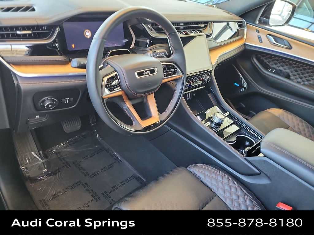 Used 2025 Jeep Grand Cherokee Summit AWD/4WD image 2