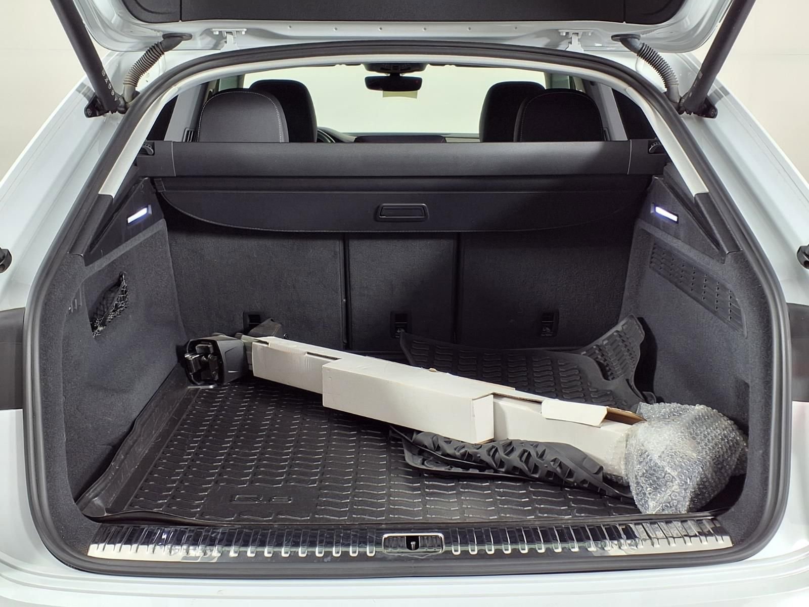 Used 2023 Audi Q8 Prestige image 14