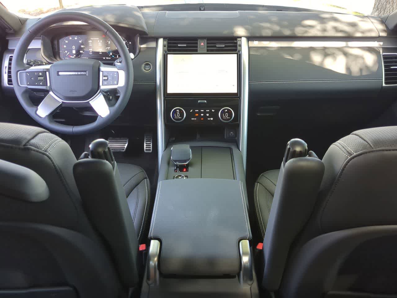 Used 2025 Land Rover Discovery Dynamic SE AWD/4WD image 16