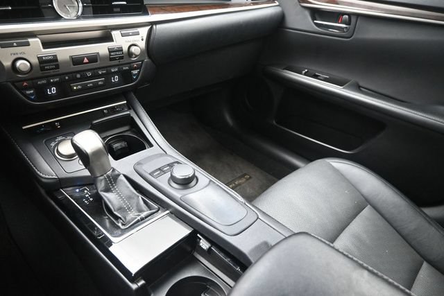 Used 2016 Lexus ES 350 w/ Premium Package w/Wood Trim FWD image 29