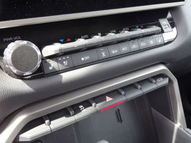 Used 2025 Toyota Tundra Limited AWD/4WD image 15